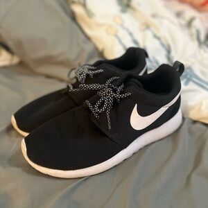 Nike Black and White Roshe Trainers Sneakers
